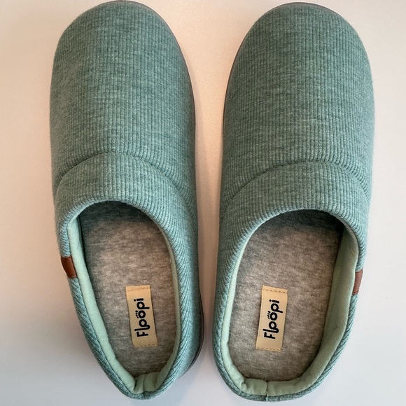 FLOOPI Slippers pale green, like new size 9.5-10 - Picture 2 of 8